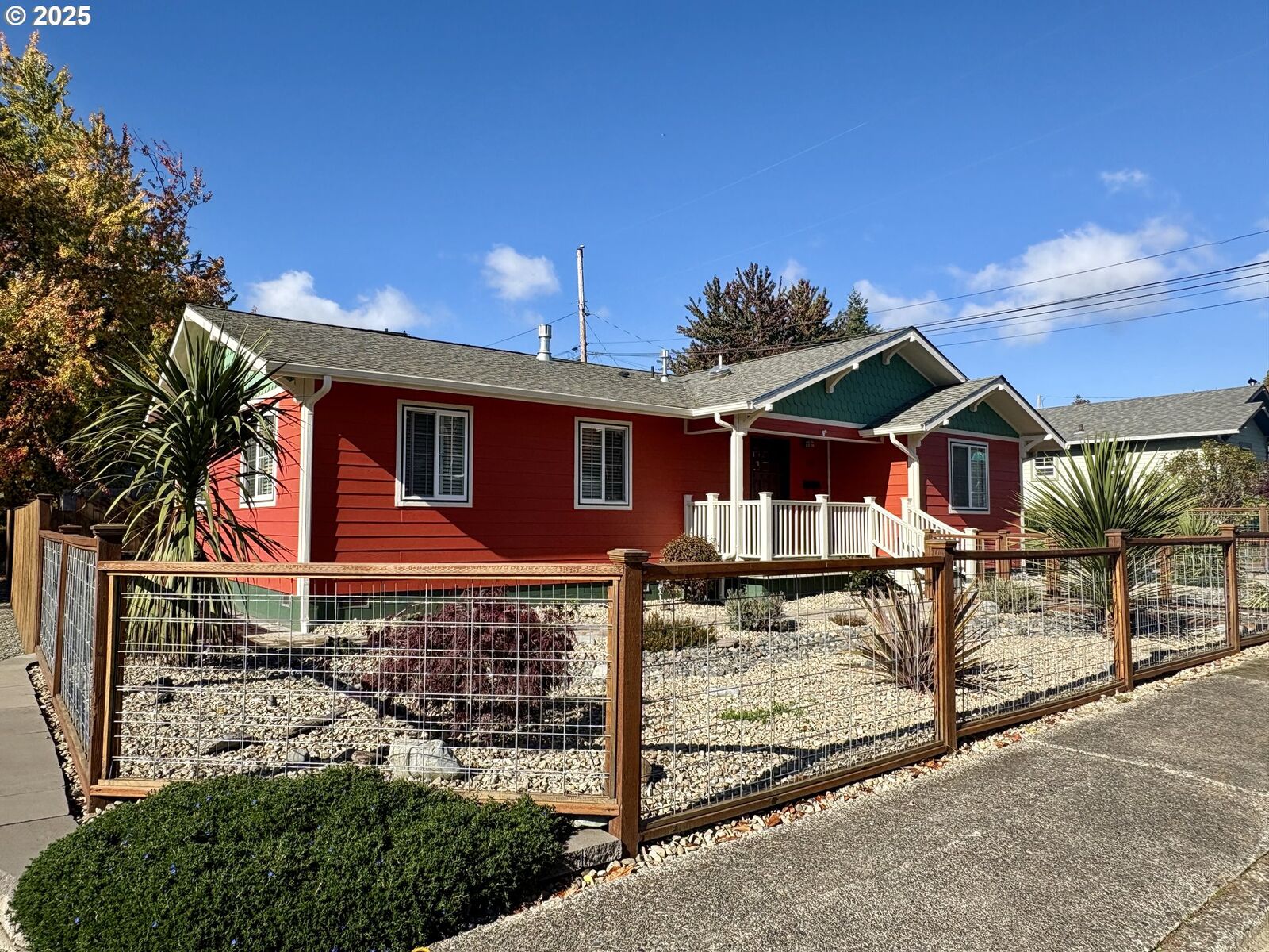 Property Photo: 869 N Collier St OR 97423