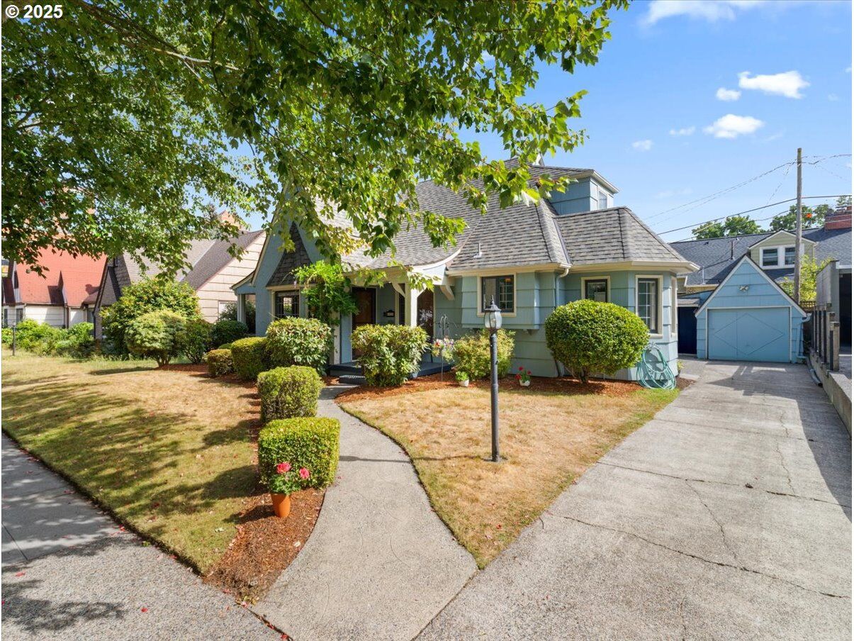 Property Photo: 4520 NE Royal Ct OR 97213