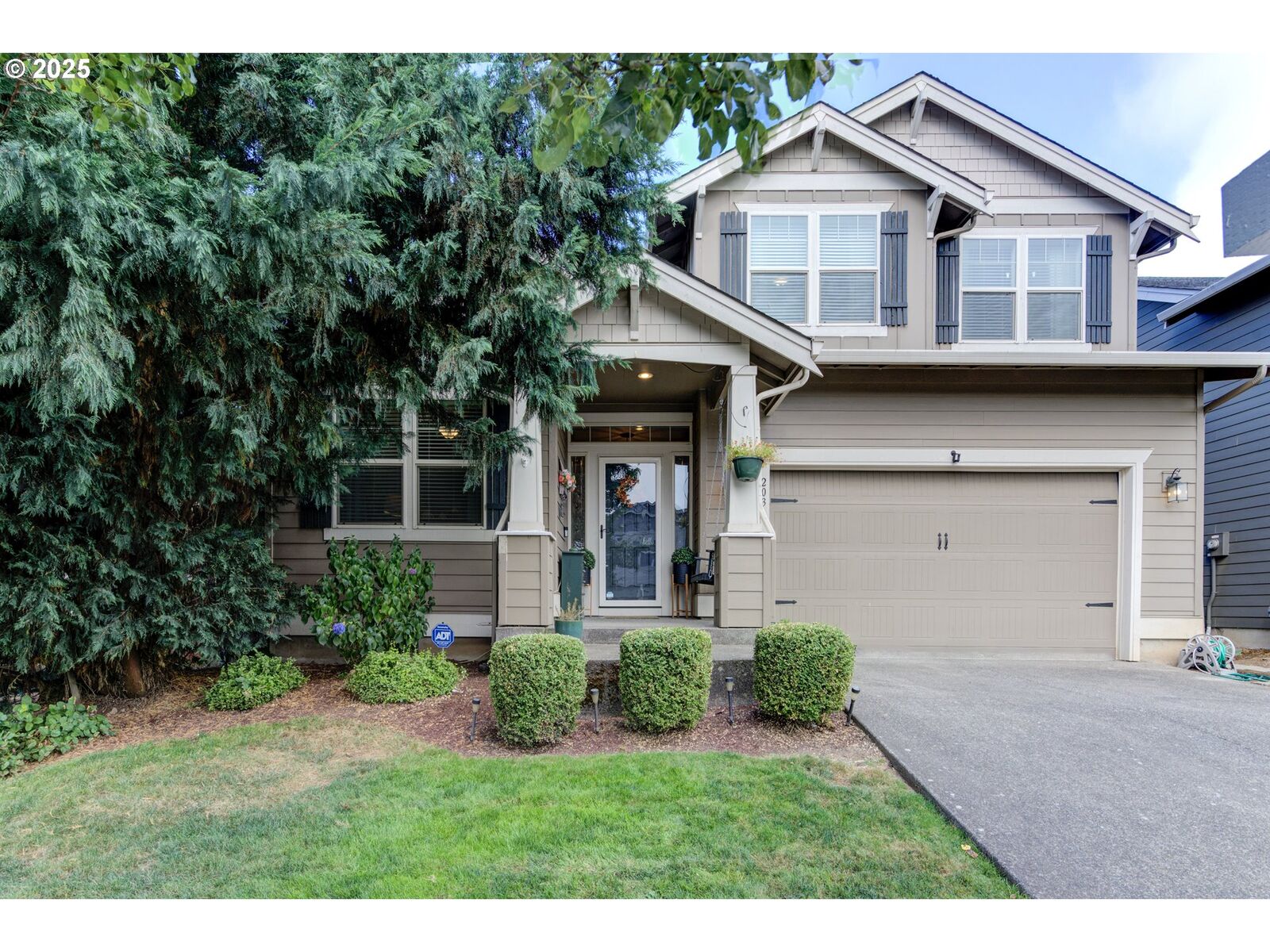 Property Photo:  203 N 40th Ave  WA 98642 