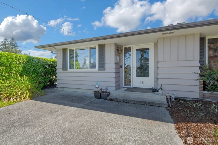 Property Photo: 611 13th St SW WA 98371
