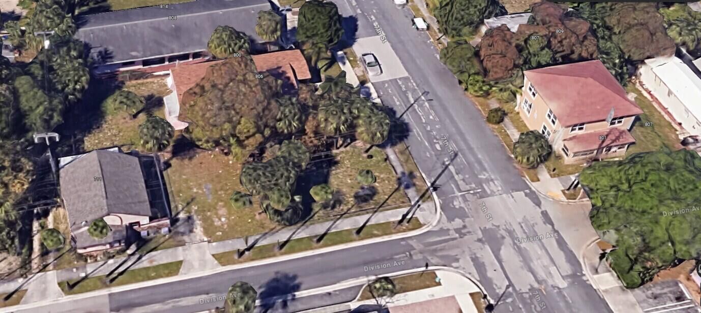 Property Photo:  800 7th Street  FL 33401 