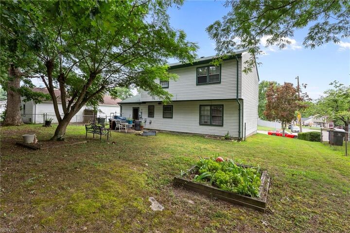 Property Photo:  962 Red Oak Cir  VA 23608 