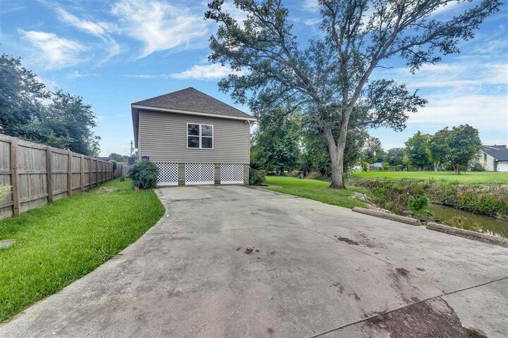 Property Photo: 1107 Brown Lane LA 70605