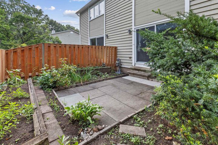 Property Photo: 1120 Chimney Hill Way ON K1J 8Z6