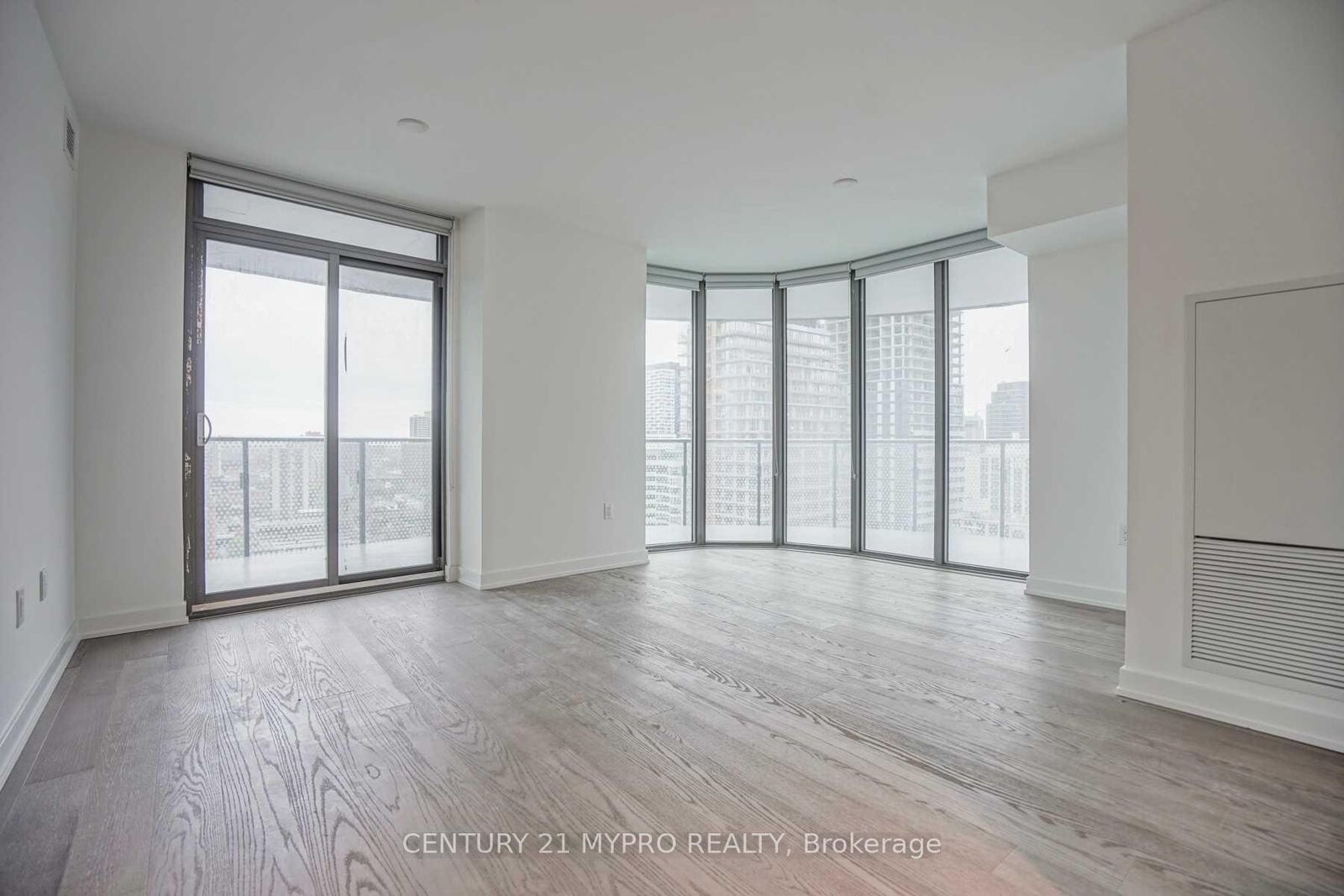 Property Photo:  11 Wellesley Street W 3102  ON M4Y 1E8 