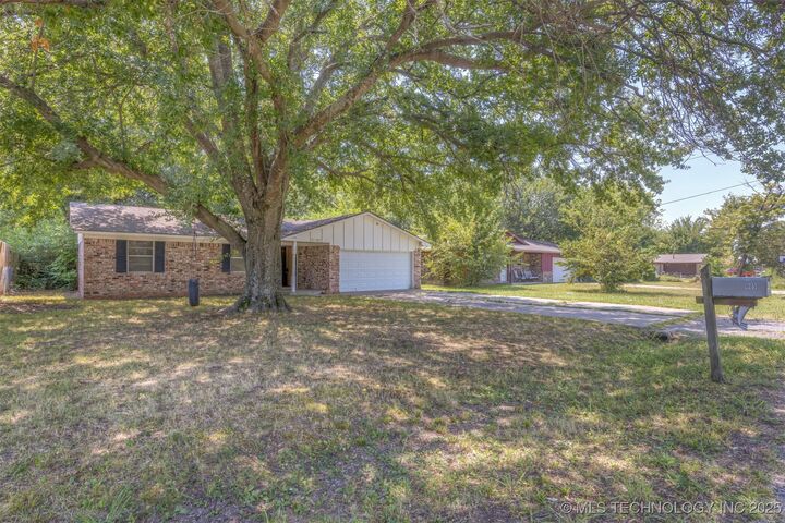 Property Photo: 1005 SW 3rd Street OK 74467
