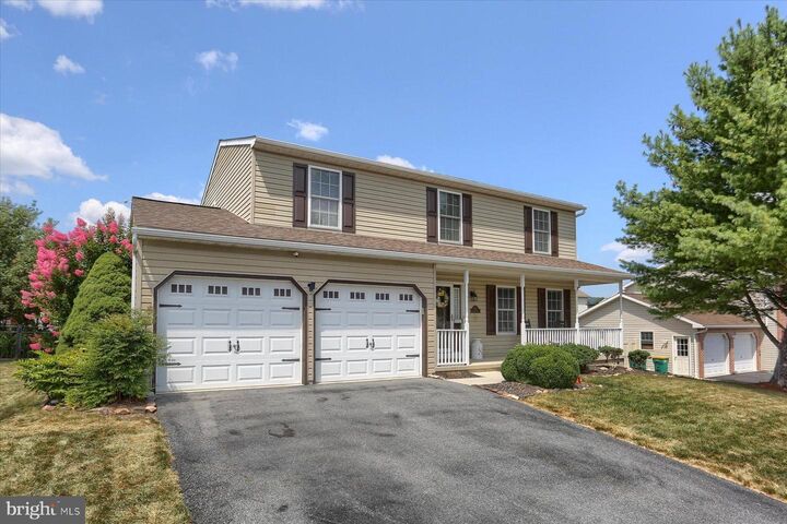 Property Photo:  921 Maplewood Lane  PA 17025 