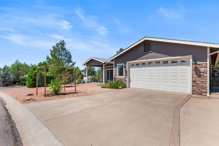 Property Photo: 102 S Whiting Drive AZ 85541