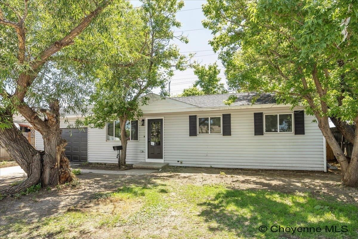 Property Photo:  1109 W Jefferson Rd  WY 82007 