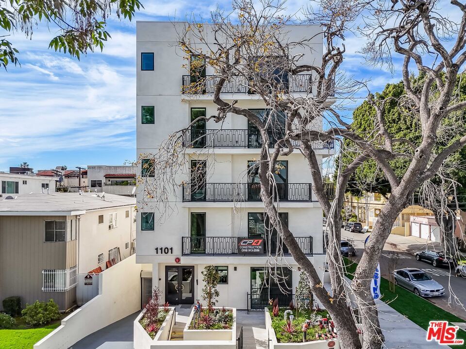 Property Photo:  1101 S Bedford St  CA 90035 