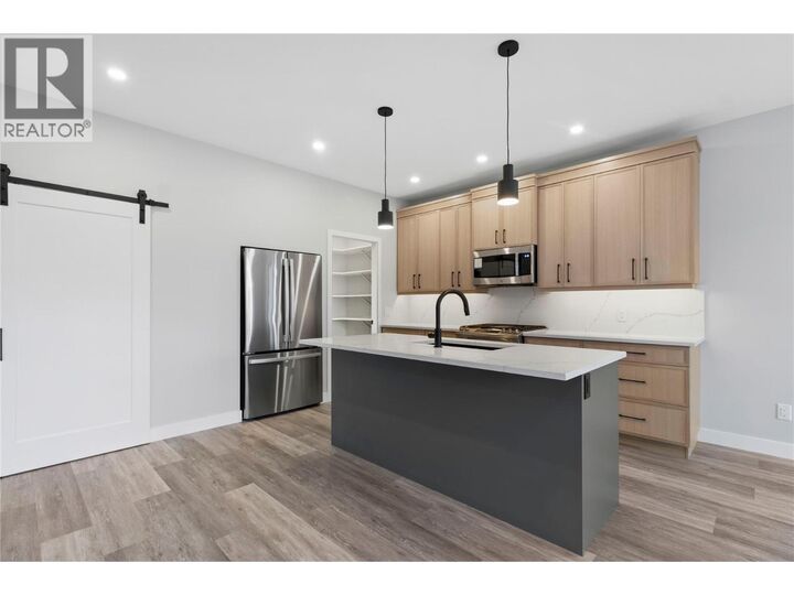Photo de la propriété:  2971 27 Street Northeast  BC V1E 2Z7 