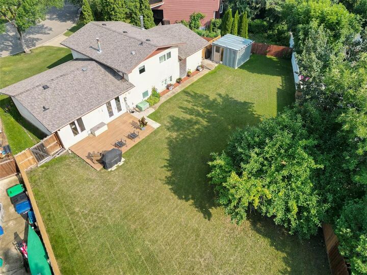 Property Photo: 21 Imperial Crescent MB R7B 3E6