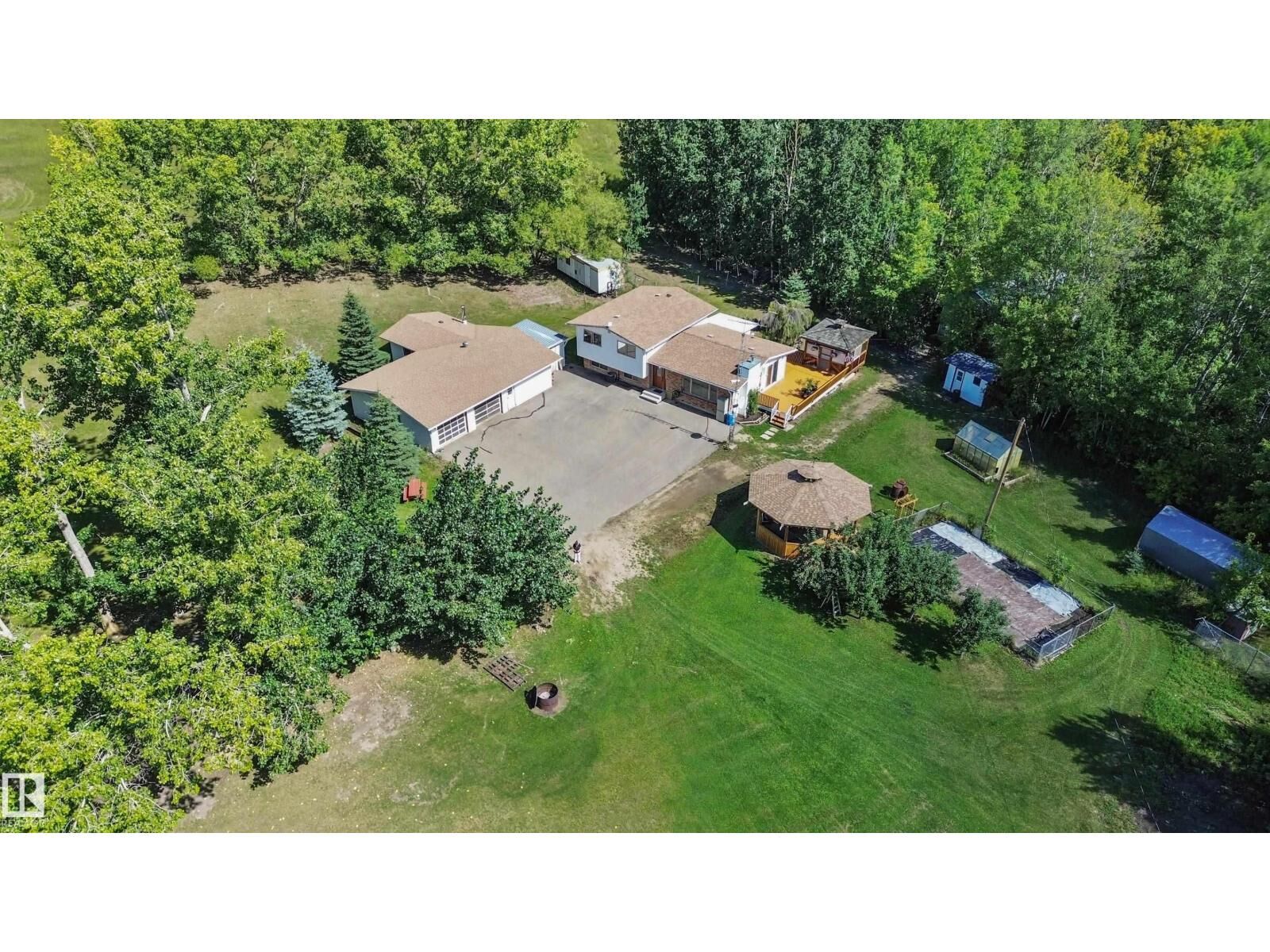Property Photo:  26 Oakwood Dr  AB T7X 2T4 