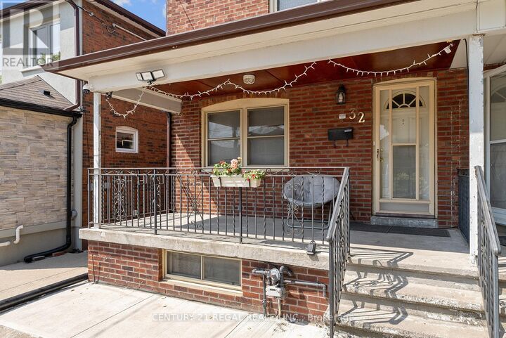 Photo de la propriété: 32 Chamberlain Avenue ON M6E 4J8