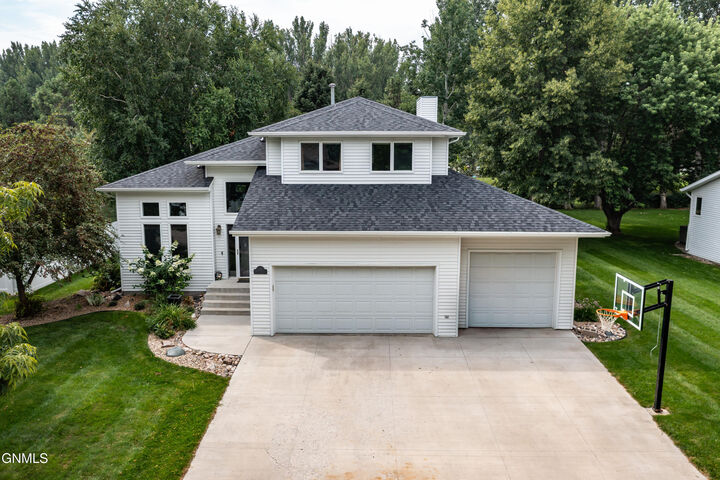 521 Munich Drive  Bismarck ND 58504 photo