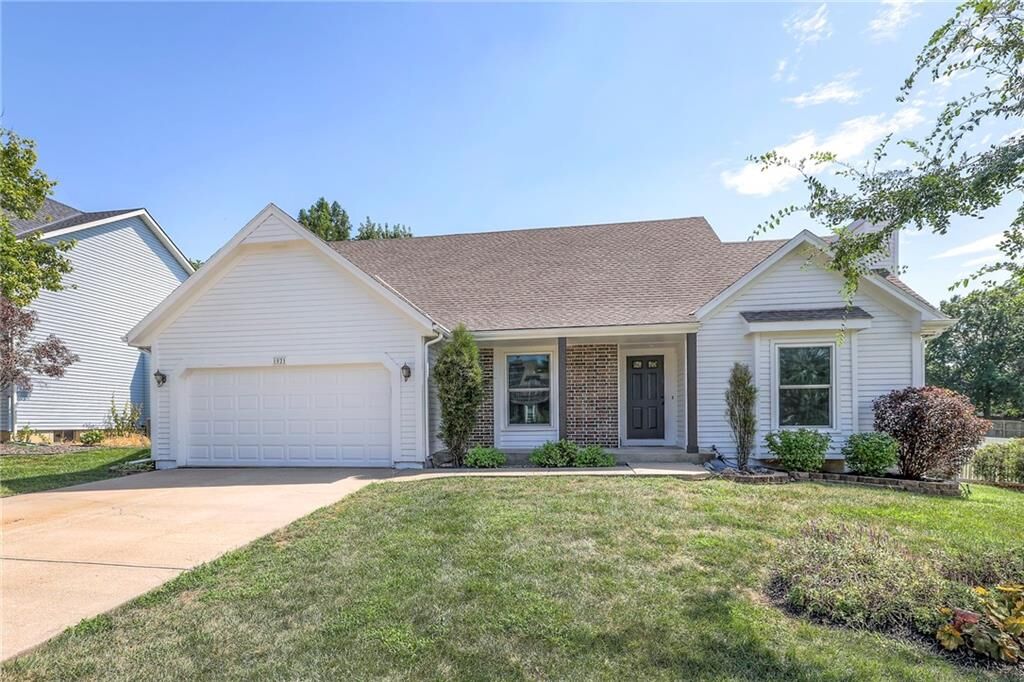 Property Photo: 1021 E Pineview Street KS 66061