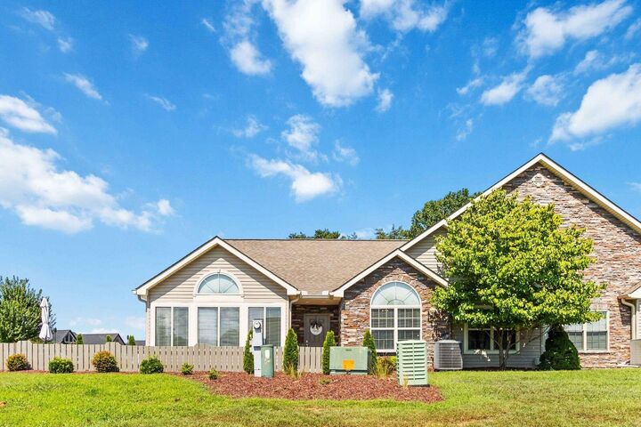Property Photo:  412 Deerlake Place  KY 42518 