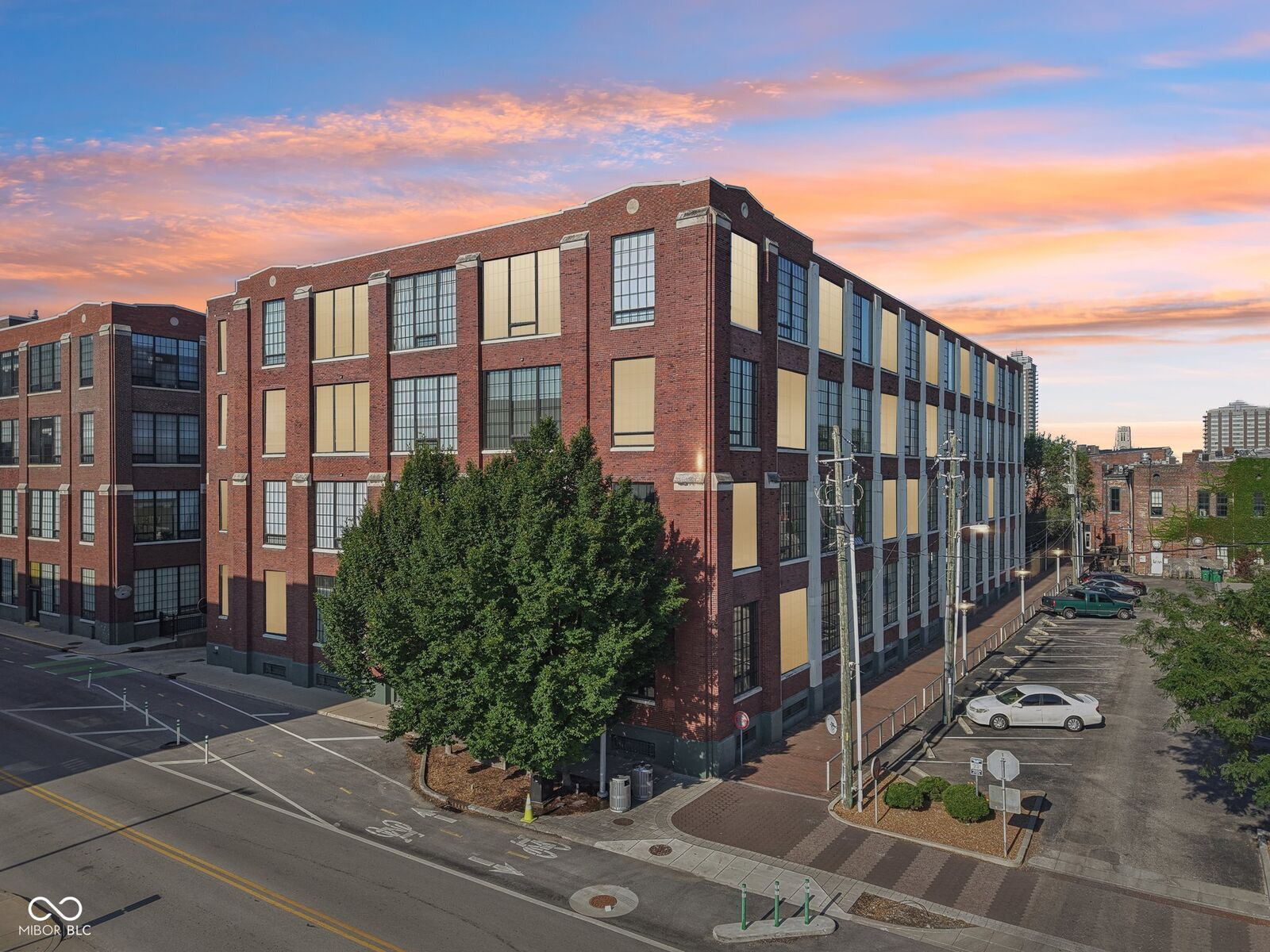 Property Photo: 624 E Walnut Street 21 IN 46204