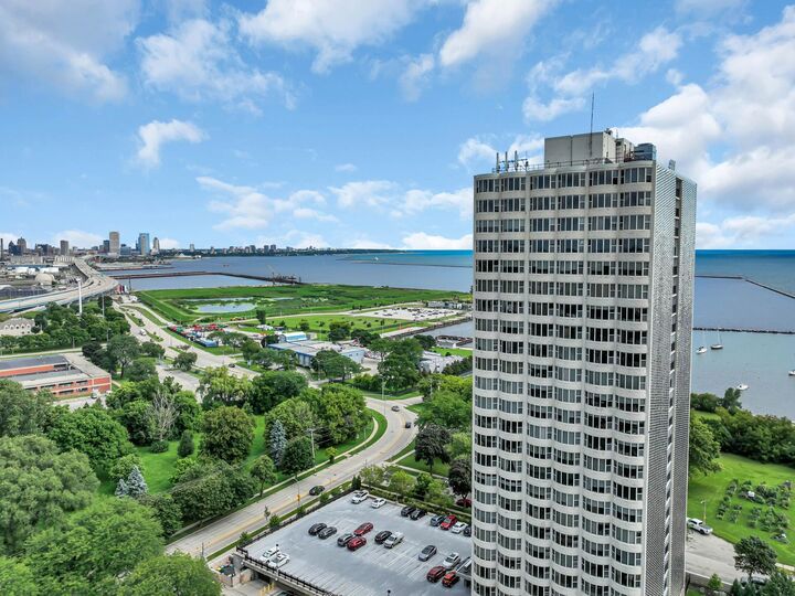 Property Photo:  2525 S Shore Dr 24B  WI 53207 