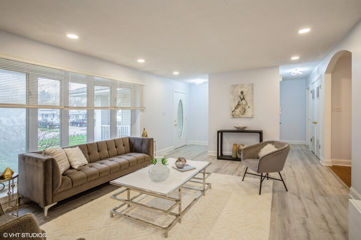 Property Photo:  943 Maple Lane  IL 60007 