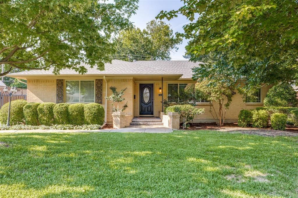 Property Photo: 719 Newberry Drive TX 75080
