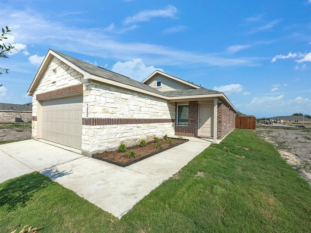 Property Photo: 1052 Shady Oaks Drive TX 75119