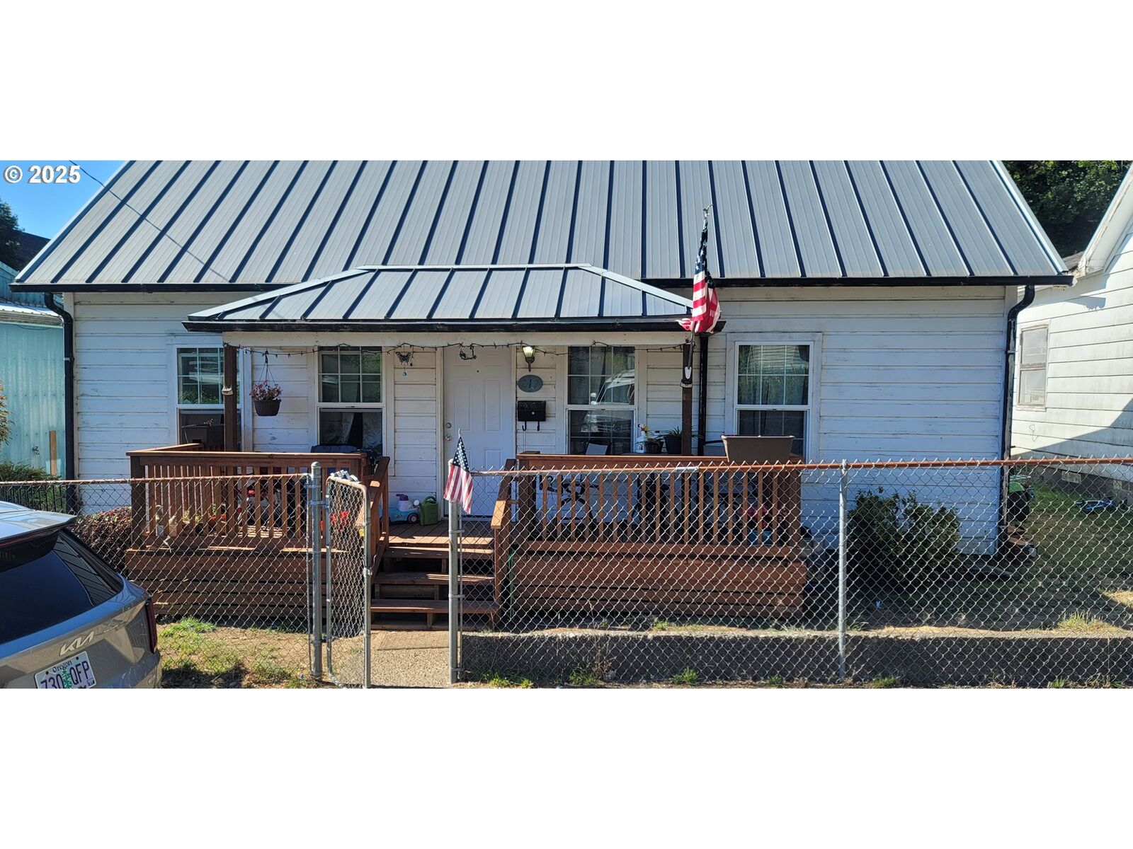 Property Photo:  217 Pitt St  OR 97441 