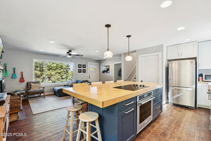 Property Photo: 130 Parkview Drive UT 84098