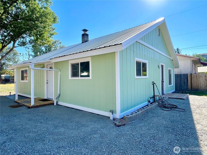Property Photo:  423  3rd Avenue W  WA 98841 