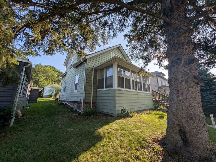 Property Photo: 2208 13 Avenue IL 61104