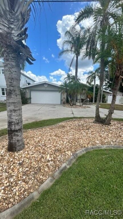 Property Photo:  1095 N Stoney Point  FL 34429 