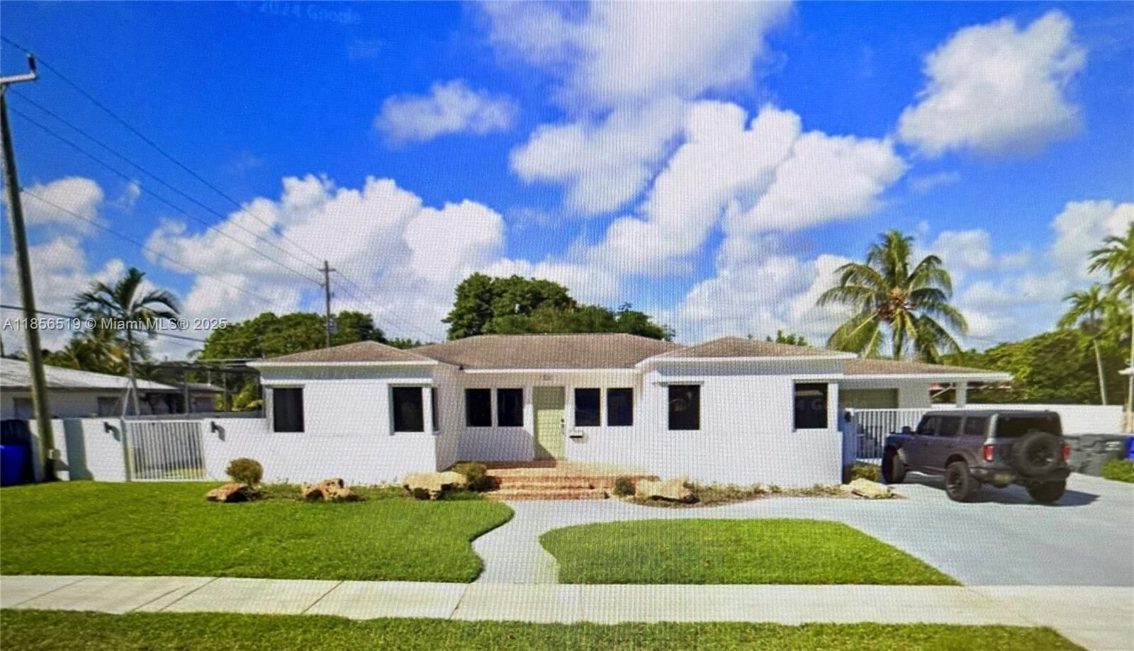 Property Photo:  520 N 26th Ave  FL 33020 