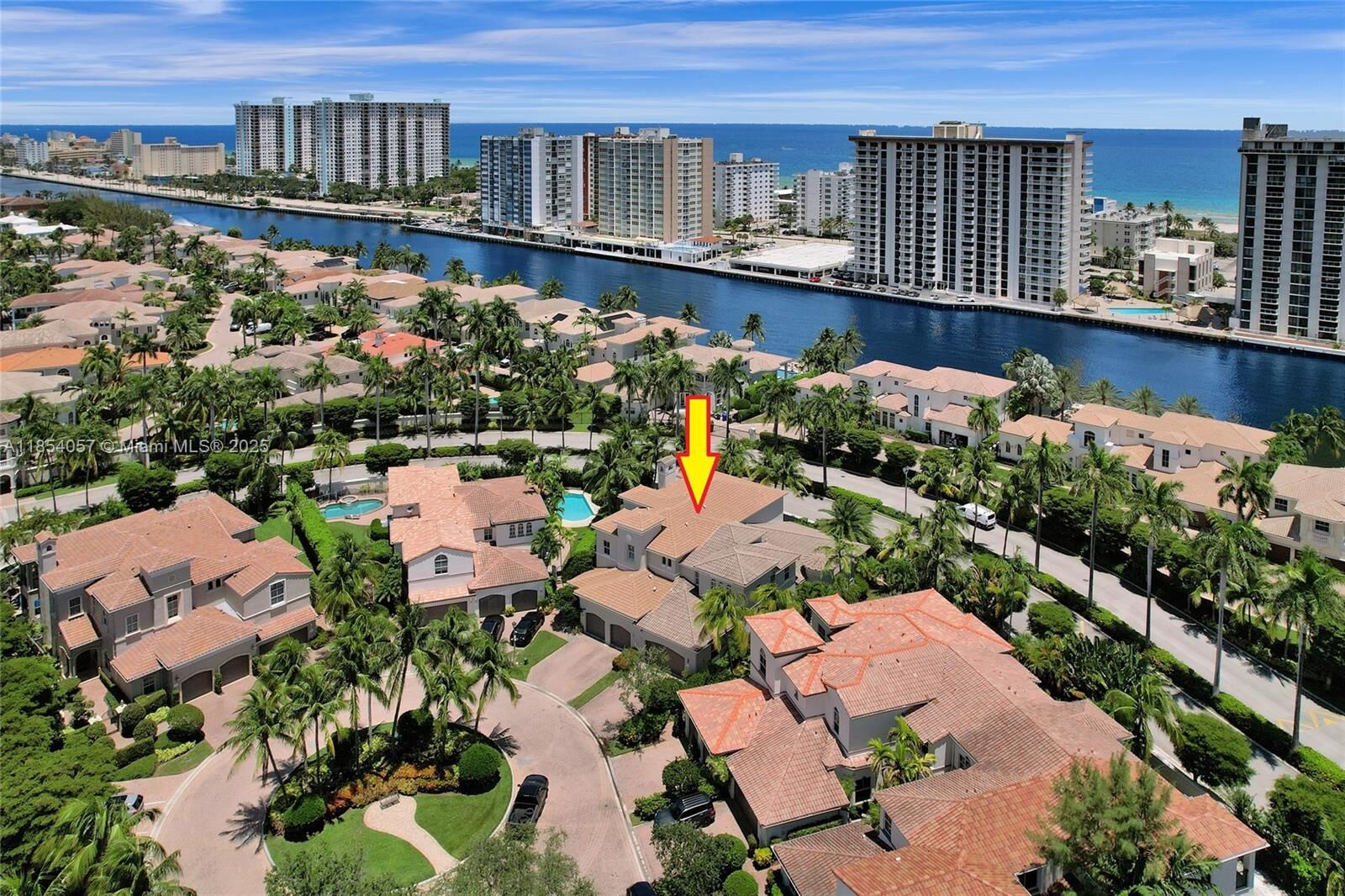 Property Photo:  822 E Spinnaker Dr E  FL 33019 