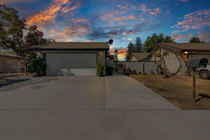 Property Photo:  2001 N Woodsville Drive  CA 93292 