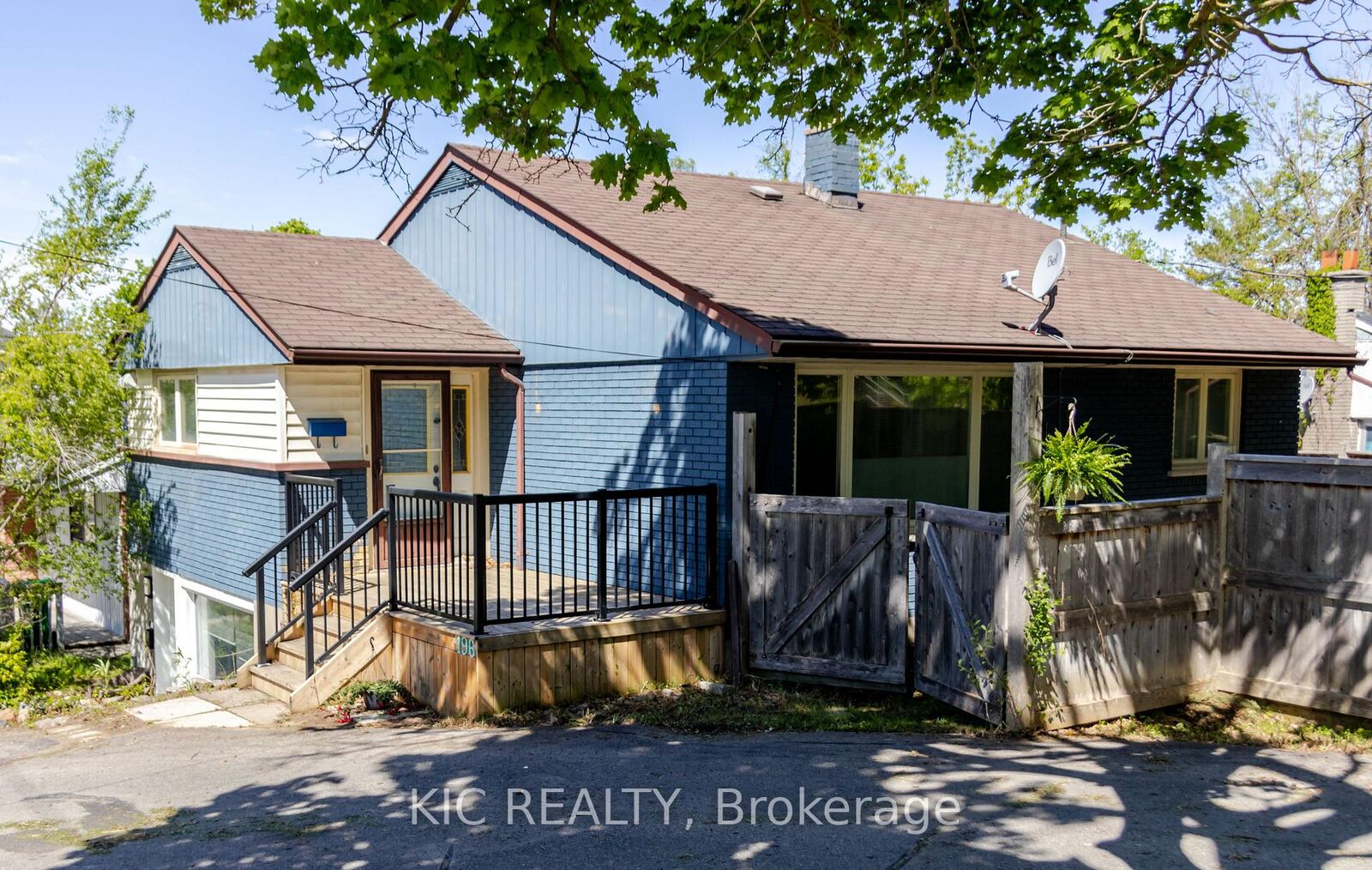 Property Photo:  196 Hunter Street E  ON K9H 1G8 
