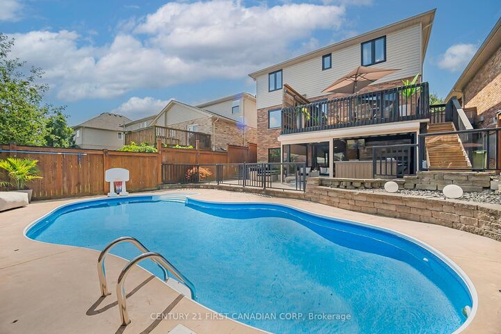Photo de la propriété: 688 Clearwater Crescent ON N5X 4J7