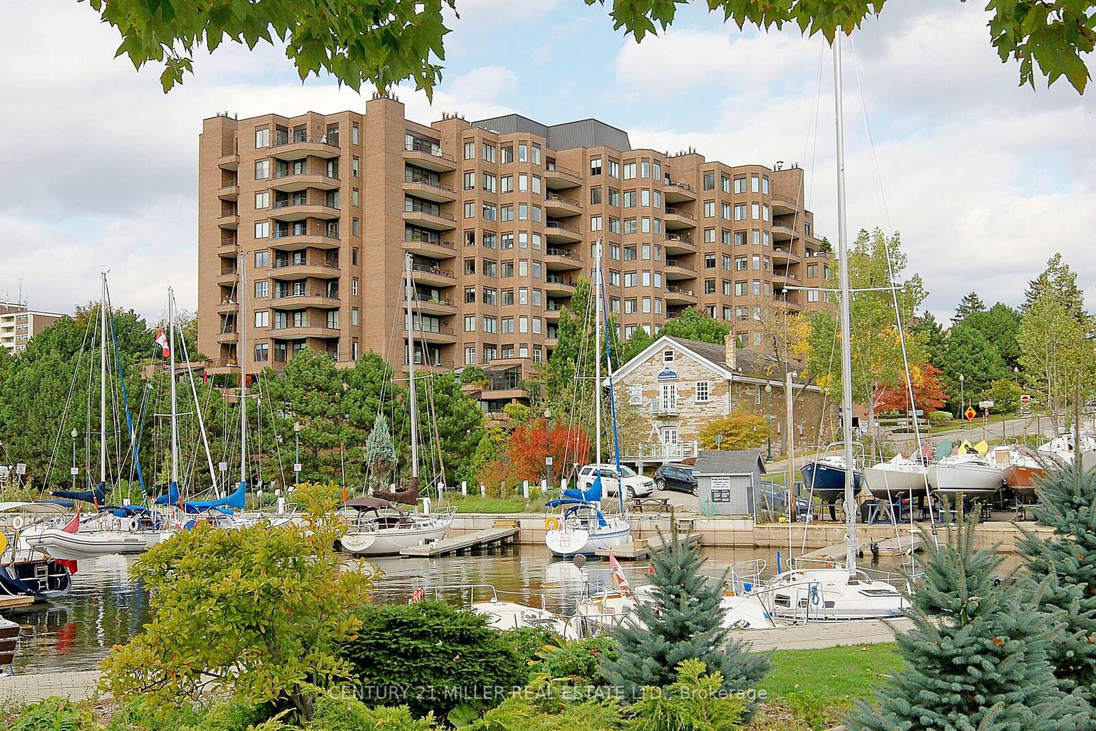 Property Photo: 100 Lakeshore Road E 710 ON L6J 6M9