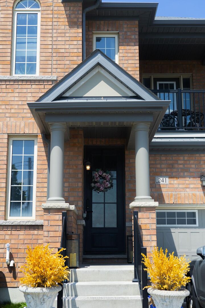 Photo de la propriété:  241 Jim Mortson Drive  ON L9N 0Z3 