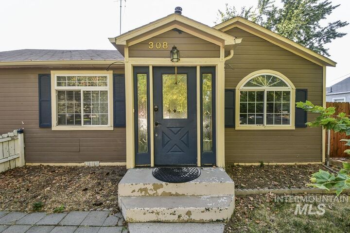 Property Photo:  308 S Almond St  ID 83686 