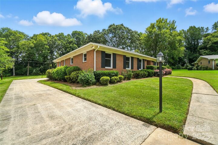 Property Photo:  2111 Linalda Court  NC 28214 
