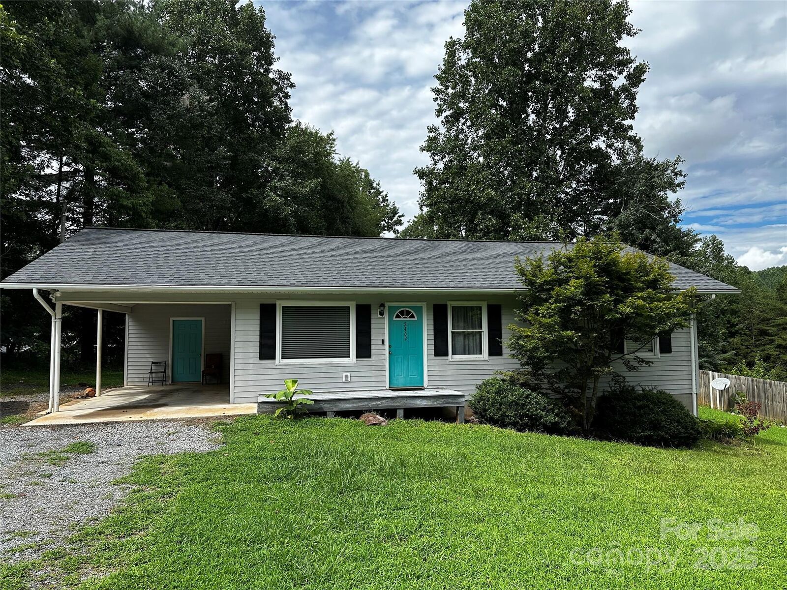 Property Photo: 2462 Ridgecreek Drive NC 28655