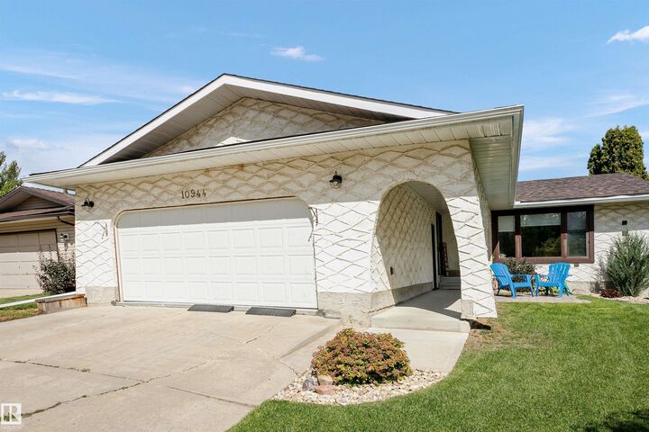 Photo de la propriété:  10944 34A Avenue NW  AB T6J 2V1 