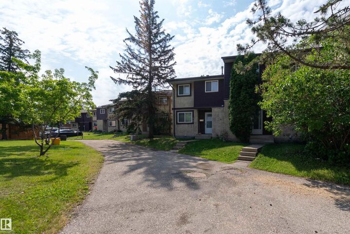 Photo de la propriété: 942 Lakewood Road NW AB T6K 3X1