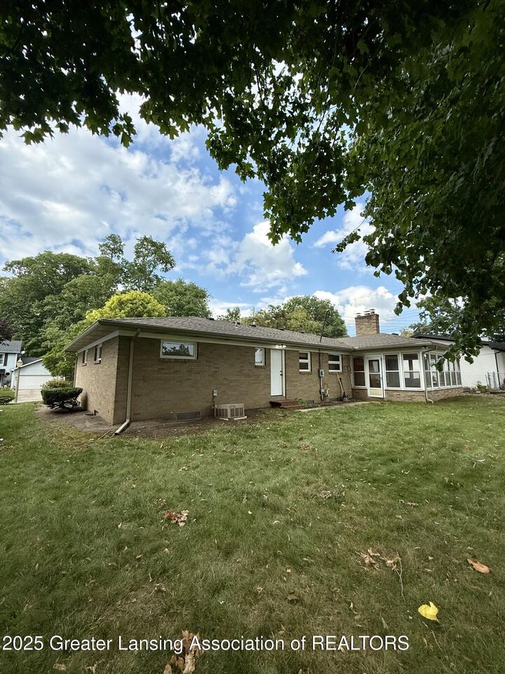 Property Photo:  2817 Woodview Drive  MI 48911 