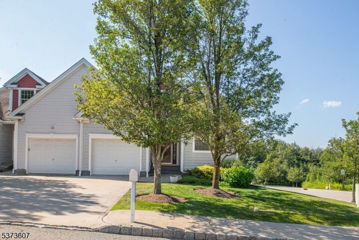 Property Photo:  11 Fairchild Ln 11  NJ 07461 