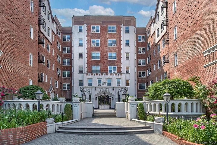 Property Photo:  60 Broad Street W 2M  NY 10552 
