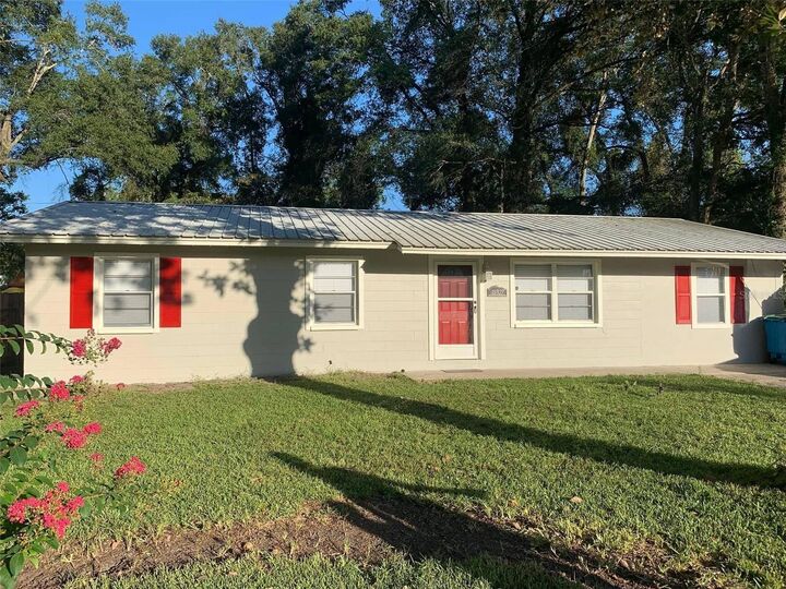 Property Photo: 18327 NW 237th Street FL 32643