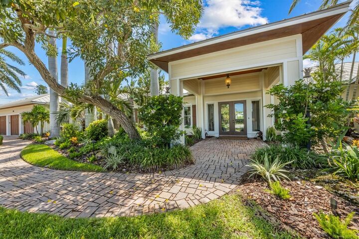 Property Photo:  513 Bayview Place  FL 34216 