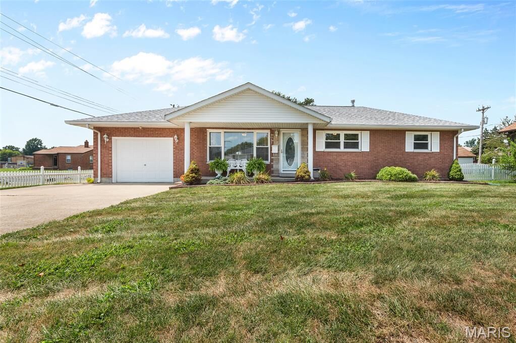 Property Photo: 4017 Maryville Road IL 62040