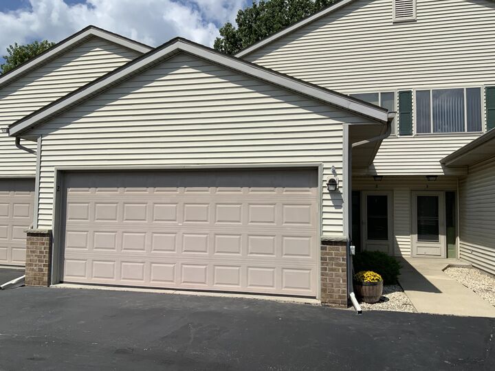 Property Photo: 976 Roseland Dr 2 WI 53040